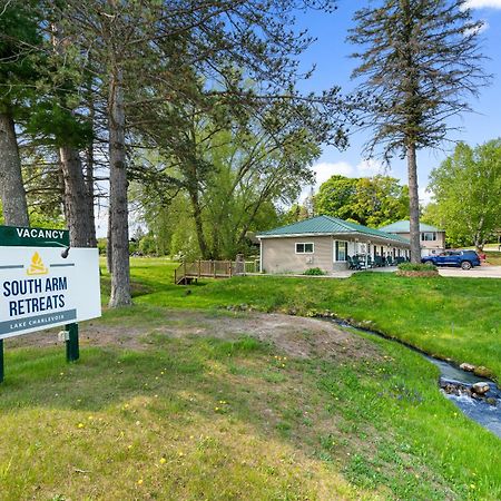 Motel South Arm Retreats East Jordan Exterior foto